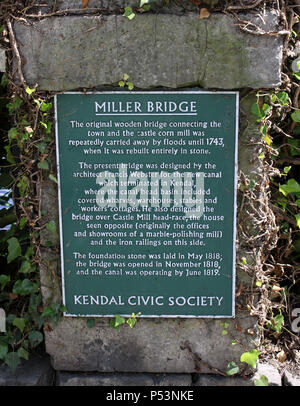 Kendal société civique décernée pour Miller Bridge avec détails de l'histoire des ponts sur le mur par le pont sur la rivière Kent à Kendal, Cumbria, Angleterre. Banque D'Images