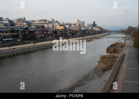 Kyoto, Japon, vue sur la ville avec Kamo river Banque D'Images