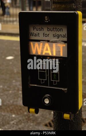 United Kingdom. Londres. L'interrupteur des feux de circulation pour piétons indiquant qu'ils doivent s'attendre à traverser. Les modifications de commande en appuyant sur le bouton. Banque D'Images