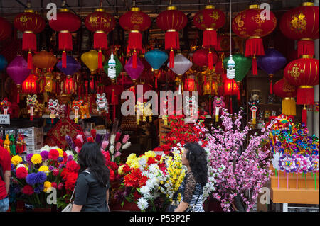 18.01.2018, Singapour, Singapour - , une boutique dans le quartier de Chinatown à Singapour vend des lanternes chinoises, des fleurs en plastique et autres objets de décoration pour je Banque D'Images