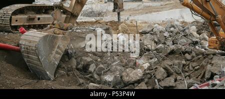 Briser la surface en béton avec un marteau pneumatique et l'excavatrice. Barcelone, Espagne. Banque D'Images