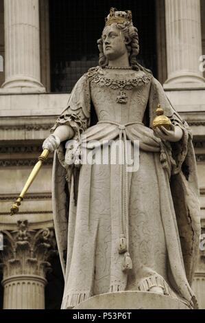 Anne I de Grande-Bretagne et l'Irlande (1665-1714). Reine d'Angleterre, d'Écosse et d'Irlande (1702-1714). Après l'union de l'Angleterre et l'Ecosse en 1707, Anne devient le premier souverain de Grande-Bretagne et la dernière de la maison de Stuart. Statue devant la Cathédrale St Paul. Replica par Richard Belt en 1885. Londres. L'Angleterre. UK. Banque D'Images