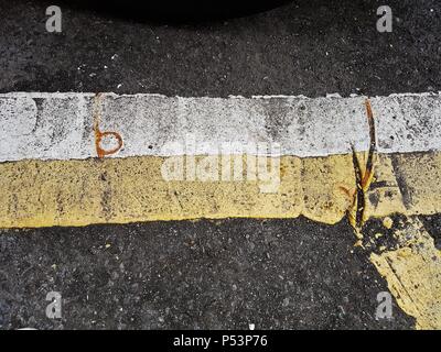 Les lignes de la route blanche et jaune / marquage sur road Banque D'Images