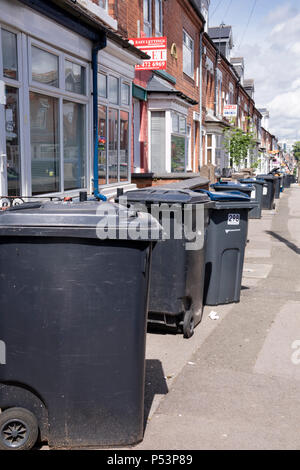 Wheelie des maisons sur une rue Anglaise, England, UK Banque D'Images