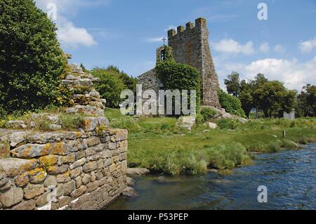 L'Espagne. La Galice. Catoira. Torres do Oeste, château construit en 9e siècle par le roi Alphonse III de Léon le Grand comme une forteresse de défense. Ils sont les ruines de Castellum Honesti. Le château a une chapelle du xiie siècle construite par l'Évêque Gelmi rez pour honorer l'apôtre saint Jacques. À côté de rivière Ulla. Déclaré Monument National en 1970. Banque D'Images