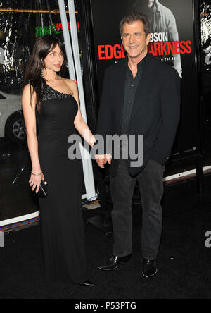 02    Mel Gibson Oksana Grigorieva  02 - Edge Of Darkness Los Angeles Premiere au Chinese Theatre de Los Angeles.02    Mel Gibson Oksana Grigorieva  02un événement dans la vie d'Hollywood, Californie - Red Carpet Event, USA, Cinéma, Célébrités, photographie, Bestof, Arts, Culture et divertissement, Célébrités, Mode de vie meilleure, Hollywood, événement dans la vie d'Hollywood, Californie - Tapis rouge et en coulisses, musique, célébrités, Topix en couple, en famille (mari et femme) et les enfants - les enfants, frères et sœurs, tsuni@Gamma-USA.com Tsuni enquête de crédit / USA, 2010 Banque D'Images