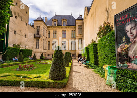 Le jardin Lazare-Rachline est un petit jardin formel situé dans le quartier du Marais à Paris, en France Banque D'Images