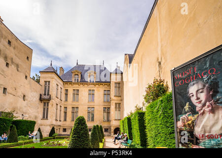 Le jardin Lazare-Rachline est un petit jardin formel situé dans le quartier du Marais à Paris, en France Banque D'Images