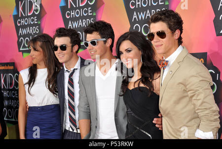 12    Femme Kevin Jonas Joe Jonas Danielle      + Demi Lovato Nick Jonas  12 23 - Kids Choice Awards annuels à l'UCLA Pauley Pavilion à Los Angeles. 12    Femme Kevin Jonas Joe Jonas Danielle      + Demi Lovato Nick Jonas  12 Événement dans la vie d'Hollywood, Californie - Red Carpet Event, USA, Cinéma, Célébrités, photographie, Bestof, Arts, Culture et divertissement, Célébrités, Mode de vie meilleure, Hollywood, événement dans la vie d'Hollywood, Californie - Tapis rouge et en coulisses, musique, célébrités, Topix en couple, en famille (mari et femme) et les enfants - les enfants, frères et soeurs enquête tsuni Banque D'Images