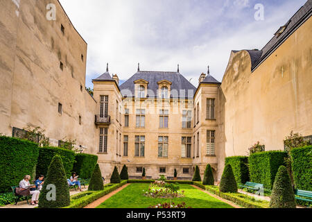 Le jardin Lazare-Rachline est un petit jardin formel situé dans le quartier du Marais à Paris, en France Banque D'Images