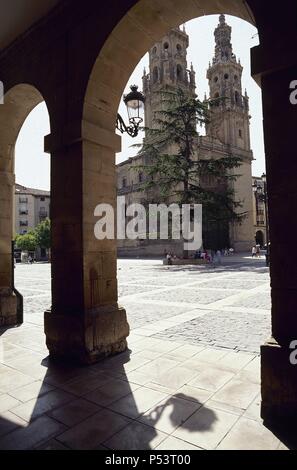 LA RIOJA. LOGROÑO. Vista general de la CONCATEDRAL DE SANTA MARIA DE LA REDONDA desde los soportales de la plaza. El templo fue erigido en el siglo XV y los ampliado siglo XVII et XVIII. España. Banque D'Images