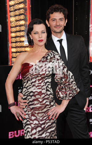 Debi Mazar et mari - Burlesque Première au Chinese Theatre de Los Angeles.Une Debi Mazar, mari 05 Événement dans la vie d'Hollywood, Californie - Red Carpet Event, USA, Cinéma, Célébrités, photographie, Bestof, Arts, Culture et divertissement, Célébrités, Mode de vie meilleure, Hollywood, événement dans la vie d'Hollywood, Californie - Tapis rouge et en coulisses, musique, célébrités, Topix en couple, en famille (mari et femme) et les enfants - les enfants, frères et sœurs, tsuni@Gamma-USA.com Tsuni enquête de crédit / USA, 2010 Banque D'Images