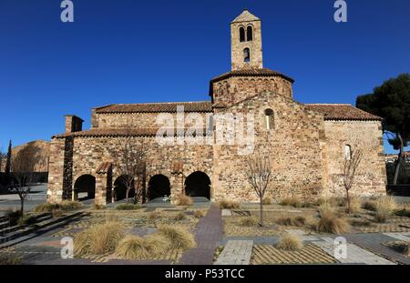 L'art roman en Espagne. 12e siècle. Église de Sainte Marie, consacrée en 1130. Vue extérieure de l'abside, le carré dôme octogonal couronné avec deux étages de clocher et de la façade sud avec les restes d'un portique à quatre arcades, ancien cloître des augustines. Tarrasa. La Catalogne. Banque D'Images