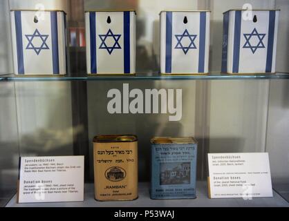 Des boîtes de dons. Jérusalem, sur 1940-1941, des feuilles de métal. Il montre une photos de la tombe de Rabbi Meïr Baal Hanes près de Tibériade. Sur le dessus, les boîtes du Fonds national juif en Israël, 2001, tôle, vernis. Musée juif de Berlin. L'Allemagne. Banque D'Images