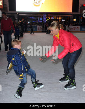 Alison Sweeney, fils - Let s célébrer Disney On Ice au Nokia Plaza de Los Angeles.Alison Sweeney, fils 35 Événement dans la vie d'Hollywood, Californie - Red Carpet Event, USA, Cinéma, Célébrités, photographie, Bestof, Arts, Culture et divertissement, Célébrités, Mode de vie meilleure, Hollywood, événement dans la vie d'Hollywood, Californie - Tapis rouge et en coulisses, musique, célébrités, Topix en couple, en famille (mari et femme) et les enfants - les enfants, frères et sœurs, tsuni@Gamma-USA.com Tsuni enquête de crédit / USA, 2010 Banque D'Images