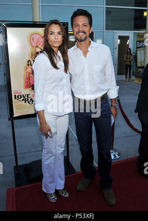 Benjamin Bratt    Talisa Soto 31 - Love Ranch Première à l'Arclight Theatre de Los Angeles.Benjamin Bratt    Talisa Soto 31 Événement dans la vie d'Hollywood, Californie - Red Carpet Event, USA, Cinéma, Célébrités, photographie, Bestof, Arts, Culture et divertissement, Célébrités, Mode de vie meilleure, Hollywood, événement dans la vie d'Hollywood, Californie - Tapis rouge et en coulisses, musique, célébrités, Topix en couple, en famille (mari et femme) et les enfants - les enfants, frères et sœurs, tsuni@Gamma-USA.com Tsuni enquête de crédit / USA, 2010 Banque D'Images