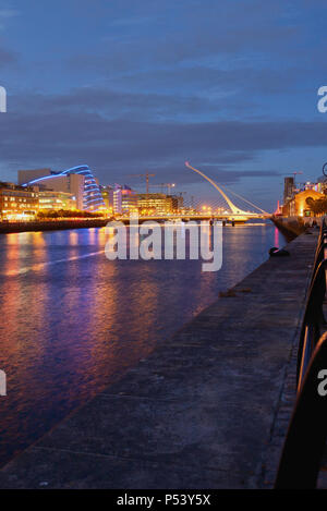 Samuel Beckett Bridge à Dublin par nuit Banque D'Images