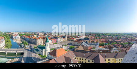 Oradea - Panorama du centre historique avec l'Union Square, Saint Ladislau Pont et rivière Crisul à Oradea, Roumanie. Banque D'Images