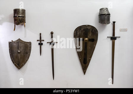 BYTOW, Pologne - 1 juin 2018 : armes médiévales : casques, boucliers, épées, poignard dans le musée du château à Bytow. Banque D'Images