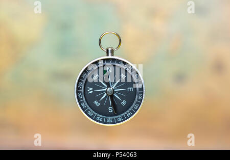 Boussole sur un arrière-plan flou d'une vieille carte Banque D'Images