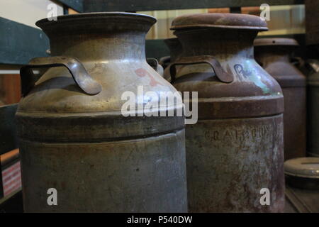 Équipement de traite vintage entreposé dans l'ancienne grange. Banque D'Images