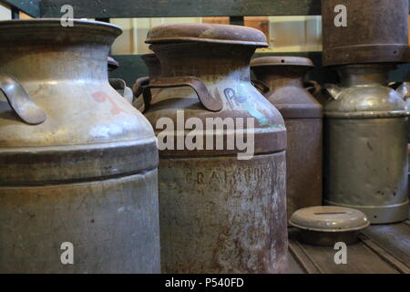 Équipement de traite vintage entreposé dans l'ancienne grange. Banque D'Images