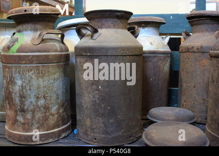 Équipement de traite vintage entreposé dans l'ancienne grange. Banque D'Images