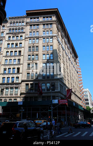 NEW YORK, NY - 5 juillet : Strand Bookstore, connue pour ses '18 miles de livres", slogan, est la Nouvelle York's plus réputée librairie indépendante. Manhattan o Banque D'Images