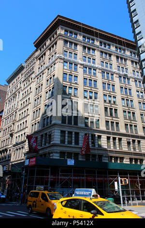 NEW YORK, NY - 5 juillet : Strand Bookstore, connue pour ses '18 miles de livres", slogan, est la Nouvelle York's plus réputée librairie indépendante. Manhattan o Banque D'Images