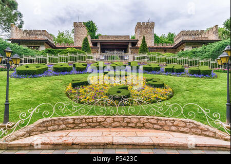 CASTELNUOVO DEL GARDA, ITALIE - 1 mai : le jardin de l'horloge à l'entrée du parc d'attractions Gardaland, près du lac de Garde, Italie, le 1 mai 2018. Le parc un Banque D'Images