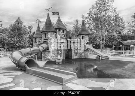 CASTELNUOVO DEL GARDA, ITALIE - 1 mai : l'aire de jeux à l'intérieur de parc d'attractions Gardaland, près du lac de Garde, Italie, le 1 mai 2018. Le parc attire près de 3 Banque D'Images