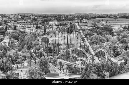 CASTELNUOVO DEL GARDA, ITALIE - 1 mai : Rollercoaster à l'intérieur de parc d'attractions Gardaland, près du lac de Garde, Italie, le 1 mai 2018. Le parc attire près de 3 m Banque D'Images