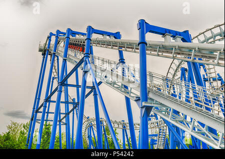 CASTELNUOVO DEL GARDA, ITALIE - 1 mai : Rollercoaster à l'intérieur de parc d'attractions Gardaland, près du lac de Garde, Italie, le 1 mai 2018. Le parc attire près de 3 m Banque D'Images