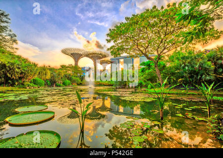 Blue Hour skyline de jardins au bord de la baie avec l'éclairage bleu et violet et gratte-ciel moderne reflétant dans l'eau étang au coucher du soleil. Marina Bay, dans le centre de Singapour, en Asie du sud-est. Banque D'Images