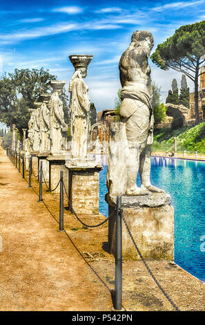 Statues de la piscine surplombant l'ancienne Caryatides Canopus appelé à la Villa Adriana (la Villa d'Hadrien), Tivoli, Italie Banque D'Images