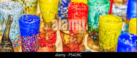 Gobelets en verre de murano coloré traditionnel à vendre à l'île de Murano, Venise, Italie. L'île est une attraction populaire pour les touristes, célèbre pour ses gl Banque D'Images