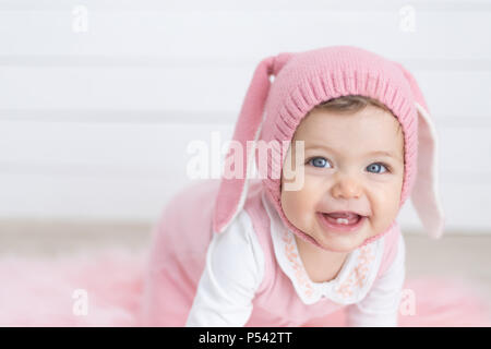 Happy Baby bunny pink s'amusant. Joli petit bébé s'amuser. Baby bunny Banque D'Images
