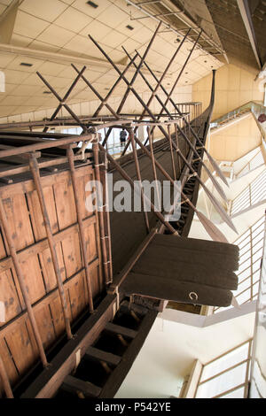 Le navire Khufu, construite pour le Pharaon Khufu (CHEOPS) a été enterré près de la Grande Pyramide, affiche maintenant au Musée de bateau solaire, Giza Giza, Egypte. Banque D'Images