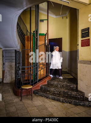 CASABLANCA, MAROC - CIRCA AVRIL 2017 : Ancien immeuble à Casablanca Entrée. Banque D'Images