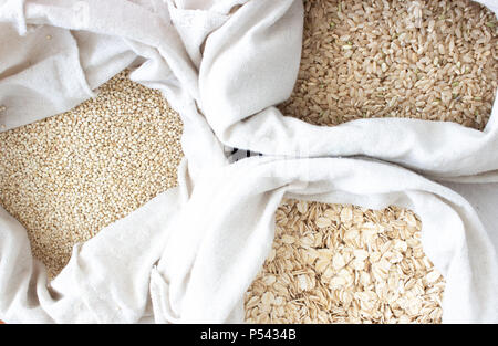 Les céréales en vrac et les céréales dans des sacs de coton réutilisables Banque D'Images