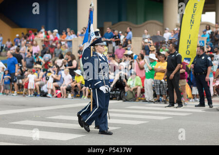 Indianapolis, Indiana, USA - Le 26 mai 2018, les membres de l'US Air Force portent le drapeau américain à l'Indy 500 Parade Banque D'Images