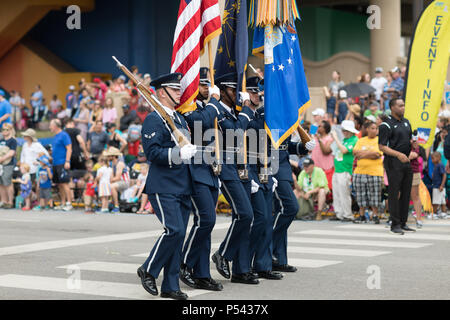 Indianapolis, Indiana, USA - Le 26 mai 2018, les membres de l'US Air Force portent le drapeau américain à l'Indy 500 Parade Banque D'Images