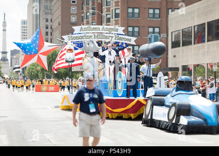 Indianapolis, Indiana, USA - Le 26 mai 2018, l'eau transportant des membres de l'armée américaine en marchant dans la rue à l'Indy 500 Parade Banque D'Images