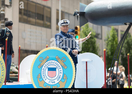 Indianapolis, Indiana, USA - Le 26 mai 2018, l'eau transportant des membres de l'armée américaine en marchant dans la rue à l'Indy 500 Parade Banque D'Images