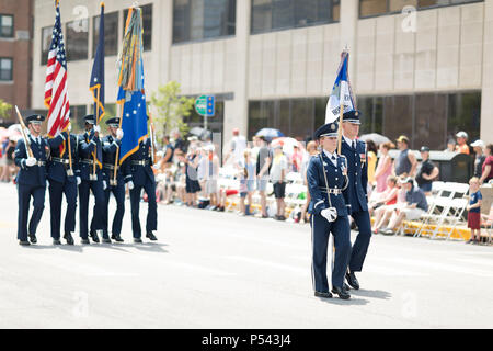 Indianapolis, Indiana, USA - Le 26 mai 2018, les membres de l'US Air Force portent le drapeau américain à l'Indy 500 Parade Banque D'Images