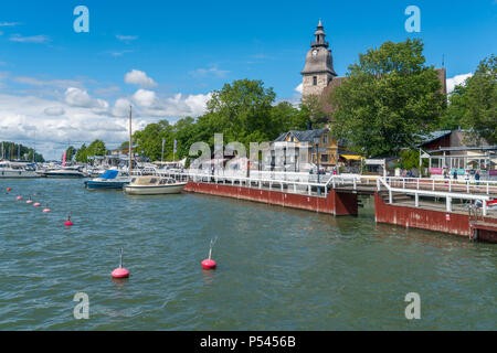 NAANTALI, FINLANDE - 23/6/2018 : Le port de plaisance et à l'église de Naantali journée ensoleillée Banque D'Images