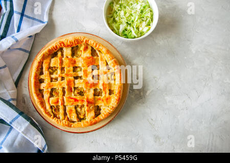 Des jeunes de la pâte feuilletée tarte chou servi sur une assiette. Arrière-plan de pierre blanche. Banque D'Images