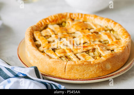 Des jeunes de la pâte feuilletée tarte chou servi sur une assiette. Arrière-plan de pierre blanche. Banque D'Images