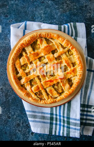 Des jeunes de la pâte feuilletée tarte chou servi sur une assiette. Arrière-plan de pierre bleue. Banque D'Images