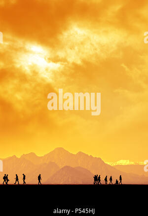 Les gens qui se profile en relaxant sur le port d'Antalya et de hautes montagnes de ciel coucher de soleil Banque D'Images